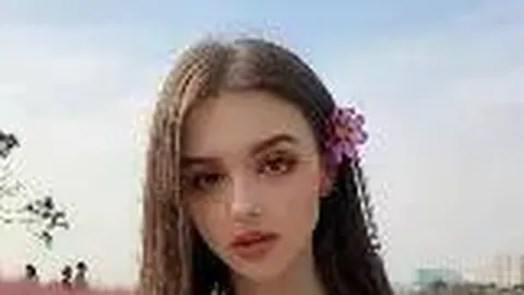 “八位当红女艺人短剧亮相：李柯以风格独特、韩雨彤造型显老、余茵身材娇小，观众如何抉择？”